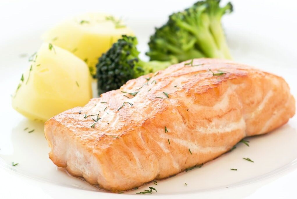 Su banyosunda pişirilmiş bir balık filetosu, 6 yapraklı diyetin balık günü için uygundur. 