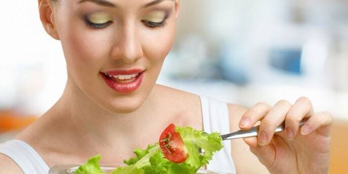 Kilo vermek için sebze salatası yiyin