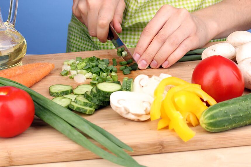 Dukan diyetinin seyir aşaması için sebze salatası hazırlamak